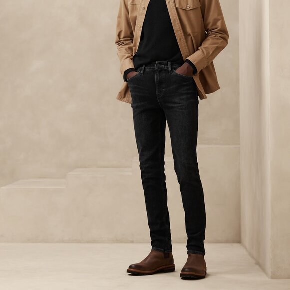 Banana Republic Straight Traveler Jean size 36/30 Black Wash